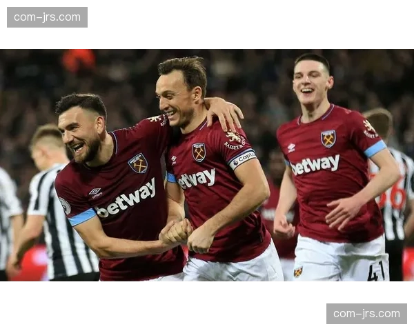 富勒姆对阵西汉姆联 双方在边路展开激烈争夺 富勒姆对阵西汉姆联 双方在边路展开激烈争夺